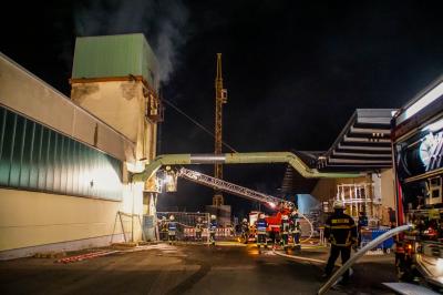 Bodelshausen: Flex arbeiten Stecken Silo in Brand 